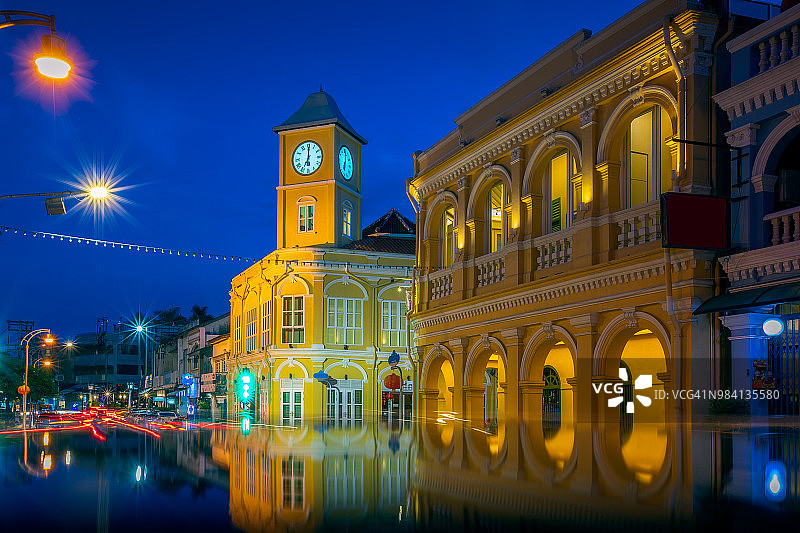 普吉老镇钟楼美丽的黄昏图片素材