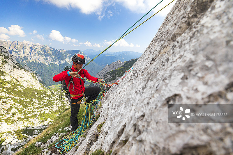 在贝希特斯加登国家公园攀登霍赫卡尔特山的登山者图片素材
