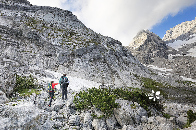 在贝希特斯加登国家公园霍赫卡尔特山上的两个登山者图片素材