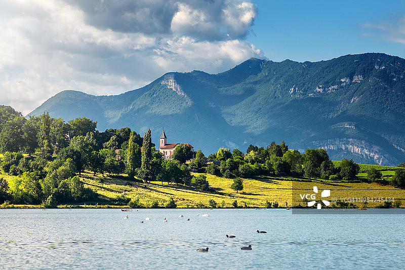 法国乡村风景：隆河沿岸的小教堂尖顶和汝拉山脉图片素材