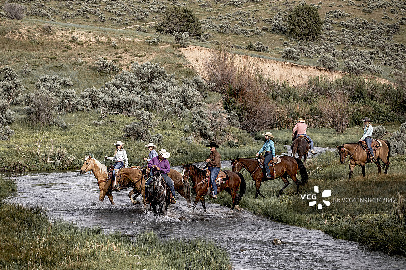 穿越小溪图片素材
