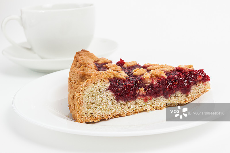 覆盆子果酱馅饼切片，意大利自制馅饼，白色背景图片素材