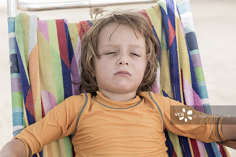 4岁男孩在海滩上图片素材