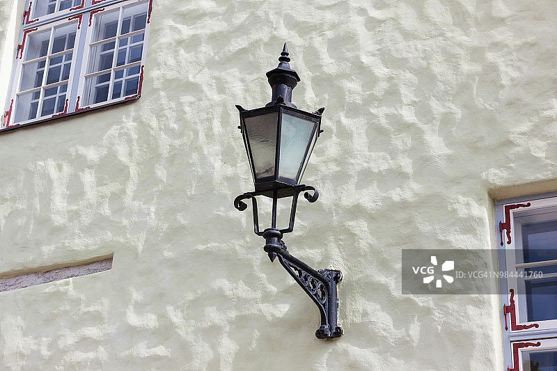 墙壁背景上的路灯图片素材