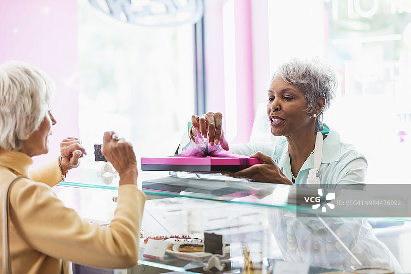糕点店里的年长的非裔美国女顾客图片素材