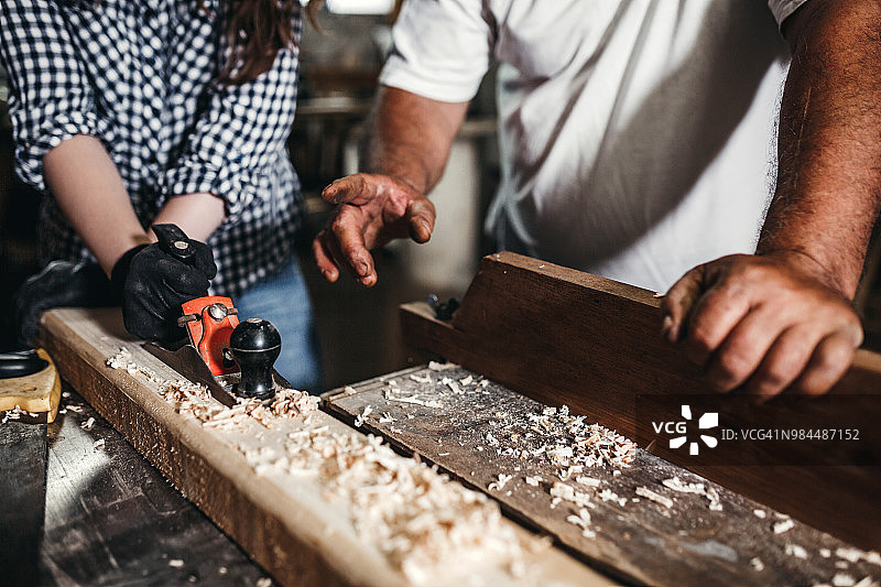 小心操作，这是电动工具图片素材