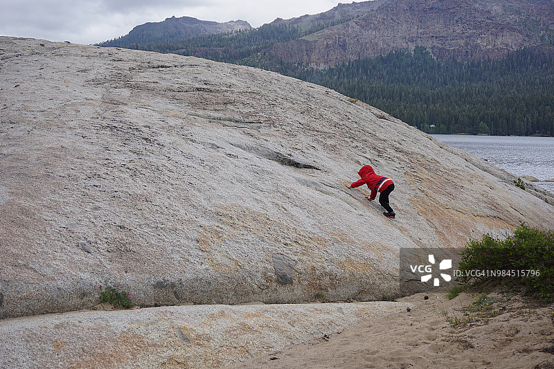 小孩攀登巨石图片素材