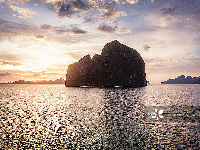 菲律宾爱妮岛巴拉望美丽日落图片素材