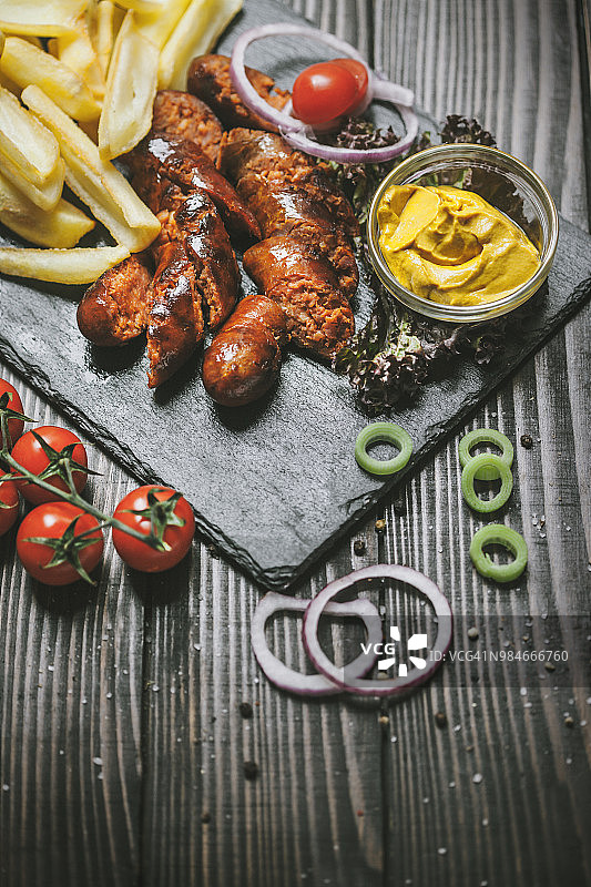 烤香肠和土豆图片素材