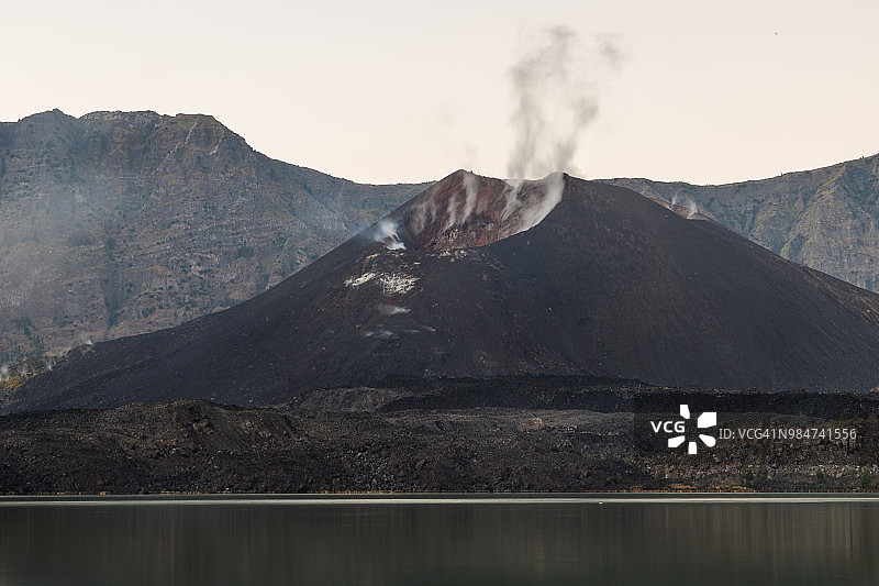 印度尼西亚龙目岛上的小型火山爆发图片素材