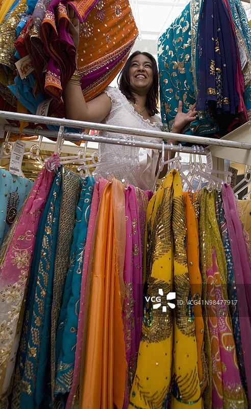 南非夸祖鲁-纳塔尔省的女人在查看衣物架上的衣服图片素材