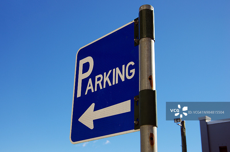 蓝天背景下的停车标志图片素材