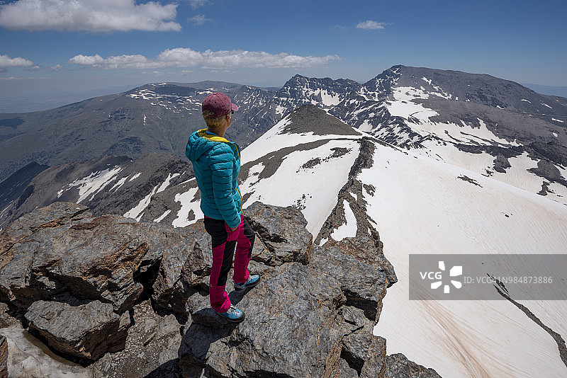 在内华达山脉国家公园，登山者站在贝莱塔山顶峰，面对穆拉森峰和阿尔卡萨瓦峰图片素材