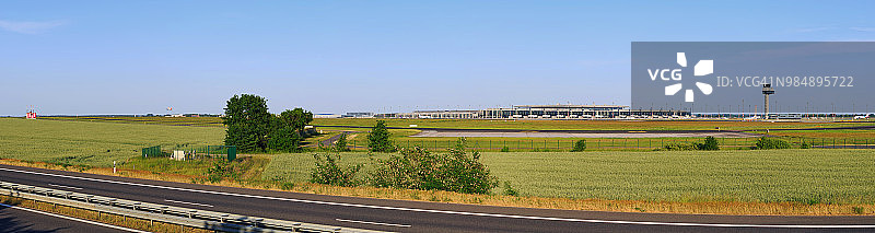 柏林勃兰登堡机场全景：航站楼与控制塔（德国勃兰登堡州）图片素材