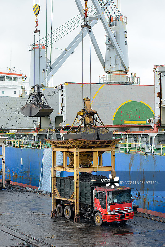 从油轮上卸煤图片素材