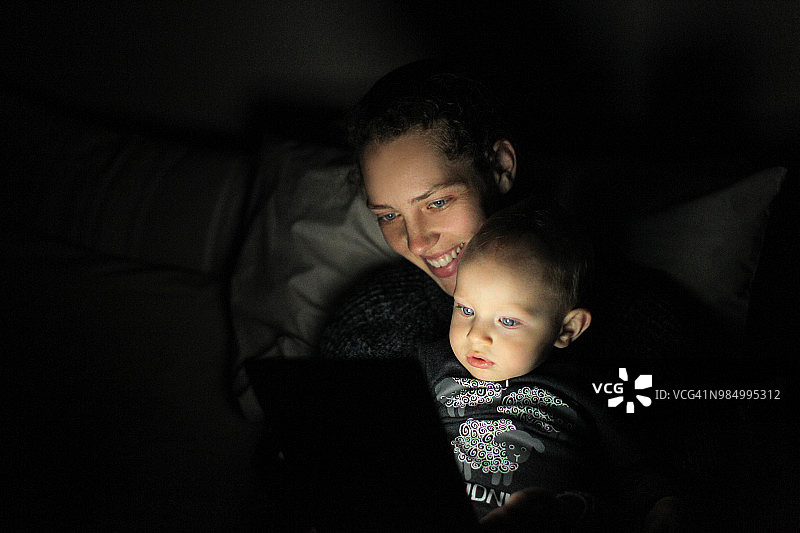 母亲和她的宝宝使用平板电脑图片素材