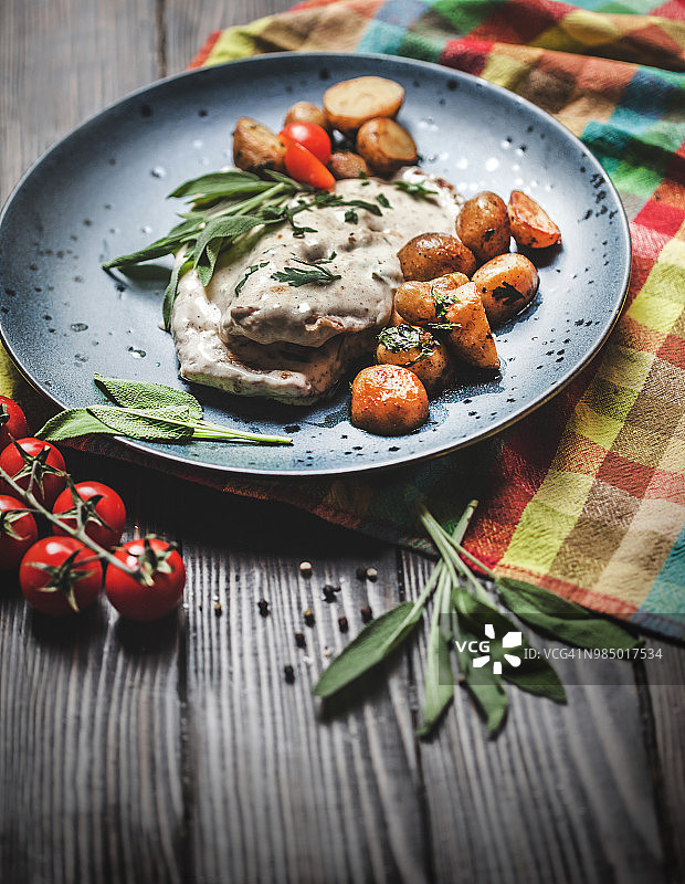 蘑菇酱汁土豆佐牛肉里脊图片素材