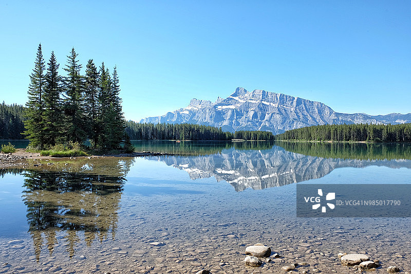 朝阳下的双杰克湖图片素材