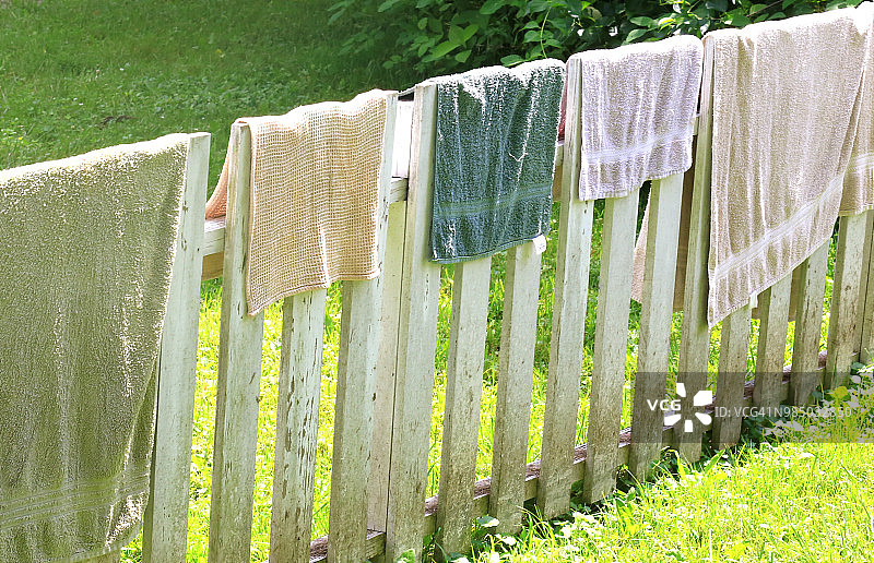 晾晒在栅栏上的毛巾图片素材