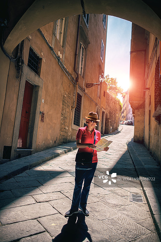 在城市里看地图的女游客图片素材