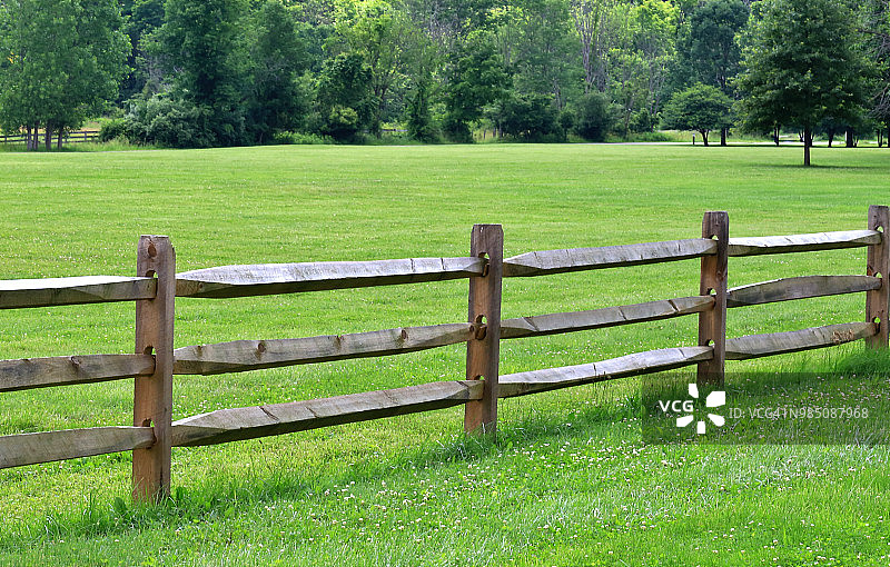 草地上的护栏图片素材