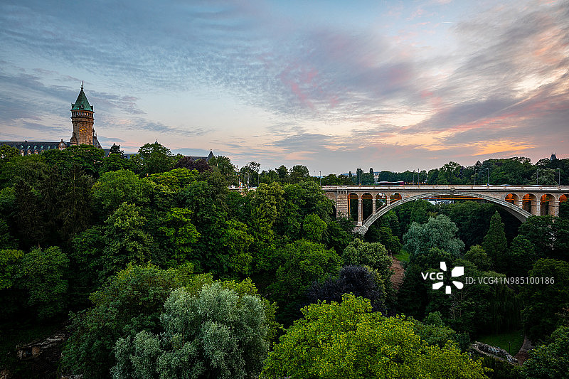 卢森堡市阿道夫大桥日落图片素材