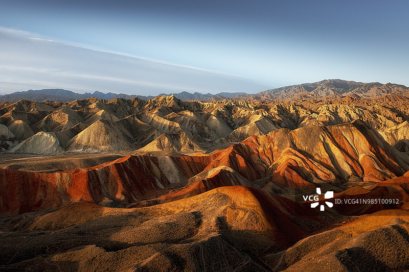 阳光下的丹霞地貌图片素材