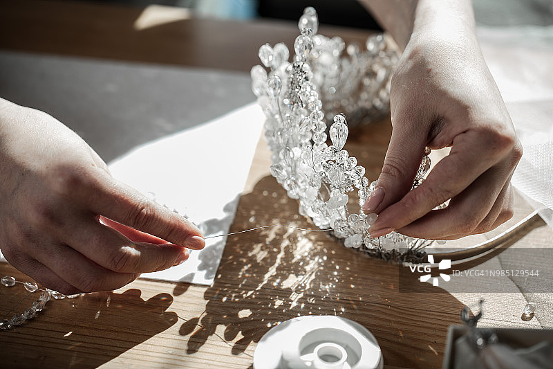 年轻女子制作珠宝图片素材