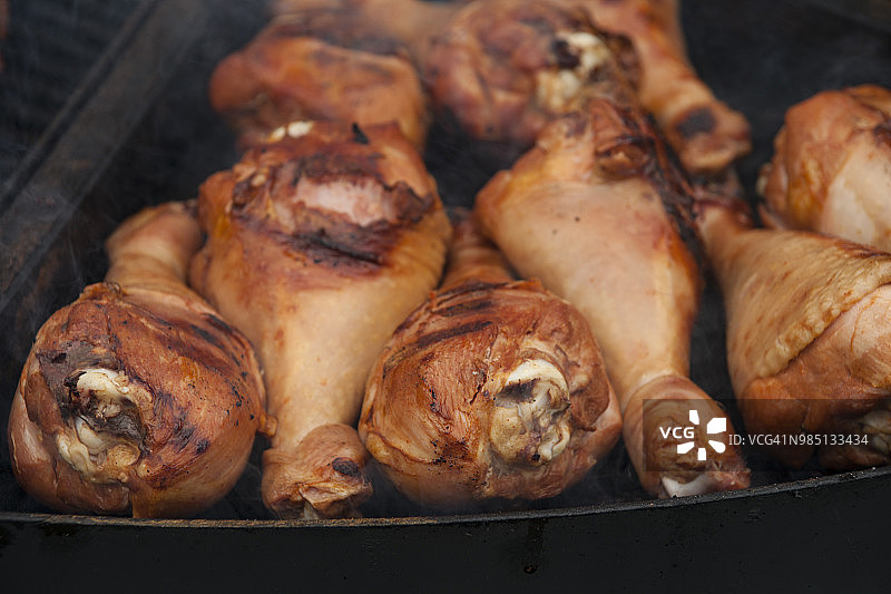 烤架上的大火鸡腿特写图片素材