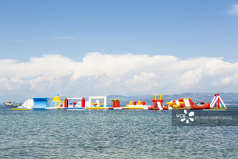 科孚岛/希腊的充气橡皮水上乐园图片素材