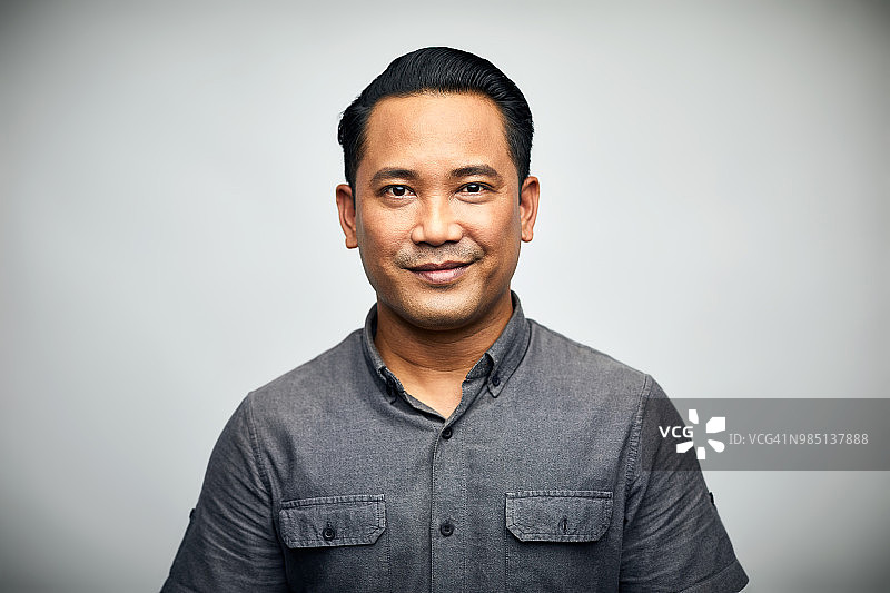 在白色背景上微笑的男人肖像图片素材