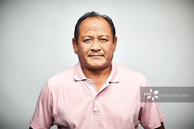 白色背景上表情严肃的老年男人肖像图片素材