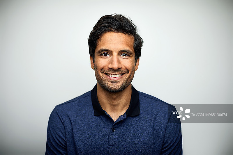 微笑的中年男人肖像，身穿T恤图片素材