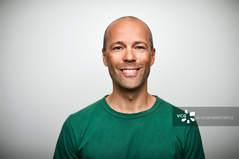 白色背景上微笑的中年男人肖像图片素材