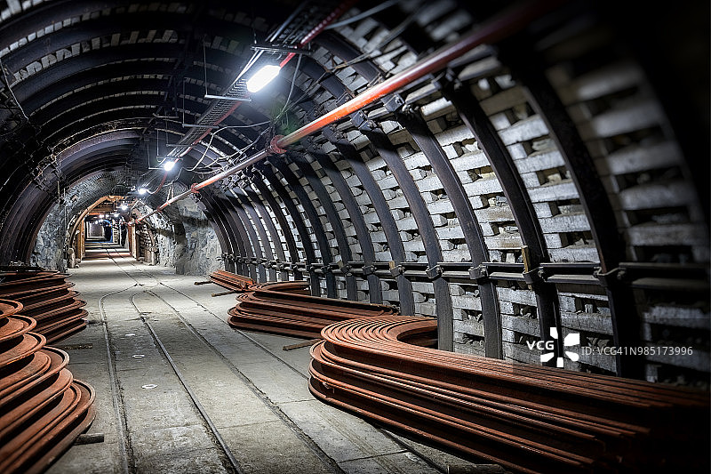 带支撑系统的煤矿地下通道和铁轨图片素材