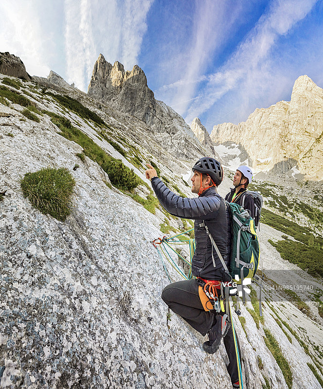 两名登山者在阿尔卑斯山图片素材
