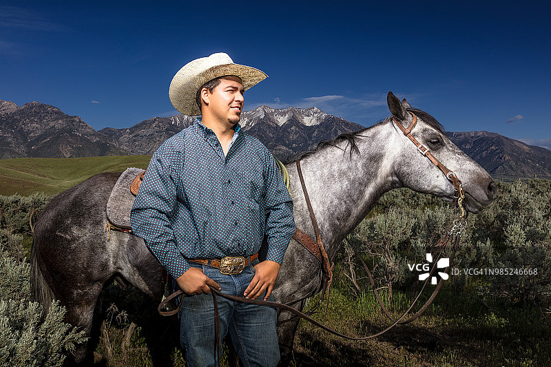 年轻牛仔和马的合影图片素材