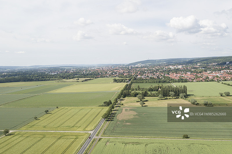 无人机飞越德国哥廷根下萨克森州的田野图片素材