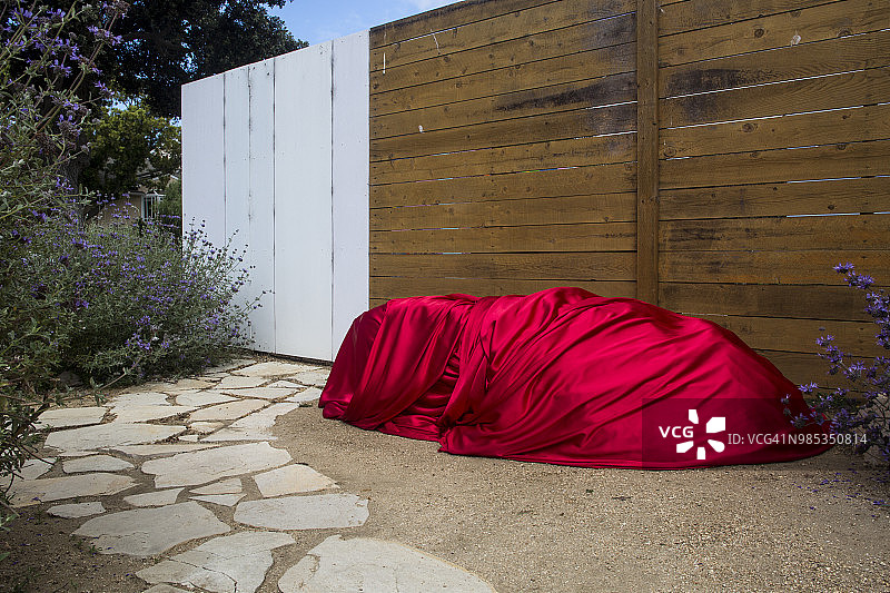 前院裹着红色丝绸的大石头图片素材