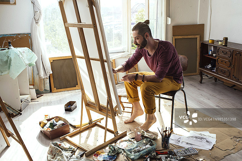 英俊的艺术家在绘画图片素材