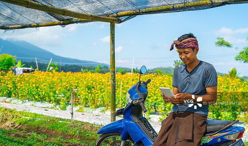 亚洲年轻男人用智能手机查看按摩信息图片素材