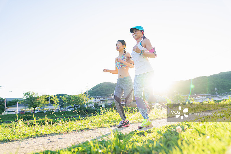 两名女子在河边跑步图片素材
