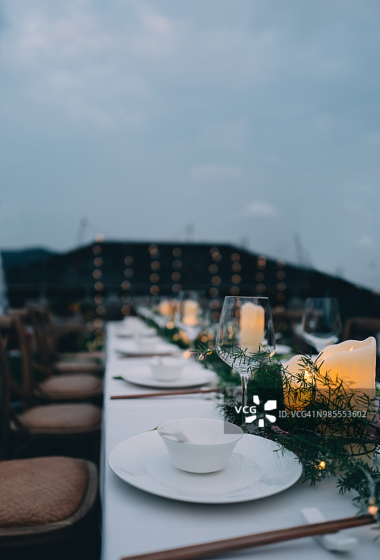 建筑物旁的桌椅图片素材