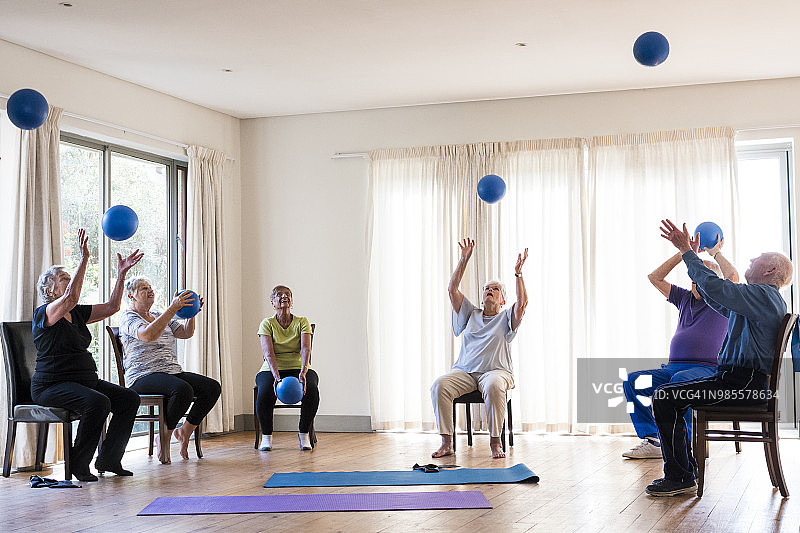 参加健身课程的年长者图片素材