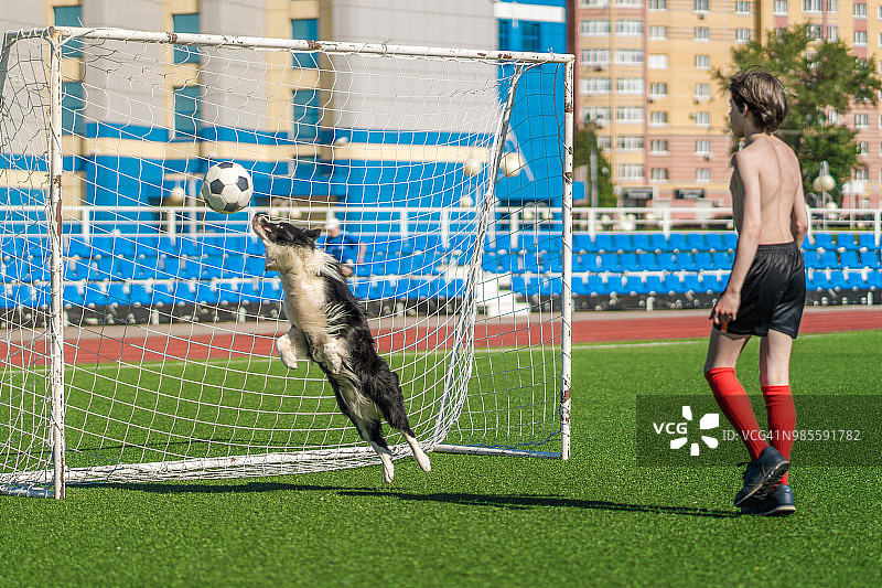 足球比赛：男孩正在射门图片素材