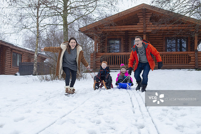 和家人一起玩雪橇图片素材