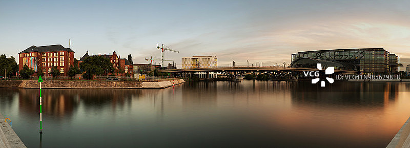 日落时分的柏林中央火车站（德国柏林）图片素材