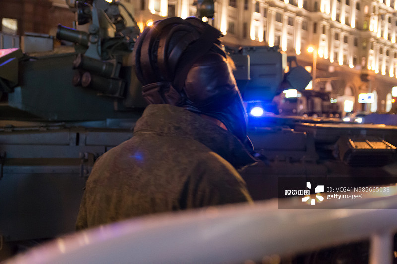 俄罗斯军队T-90坦克及士兵夜间在莫斯科街头图片素材