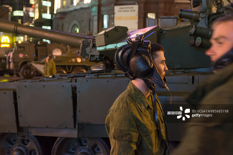 俄罗斯军队T-90坦克及士兵夜间在莫斯科街头图片素材