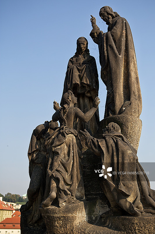 布拉格查理大桥上的圣西里尔和圣美多迪乌斯图片素材